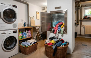Zsyp na pranie w domu jednorodzinnym – luksusowa fanaberia czy nowoczesny standard?