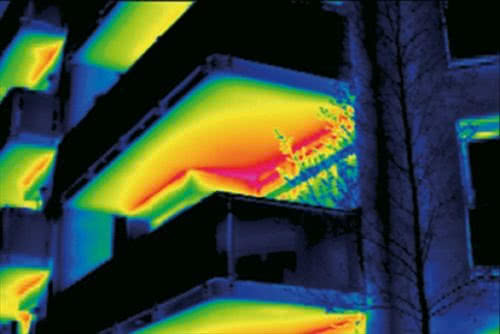 Obecność mostków cieplnych sprawdza się przy użyciu kamery termowizyjnej Obecność mostków cieplnych sprawdza się przy użyciu kamery termowizyjnej